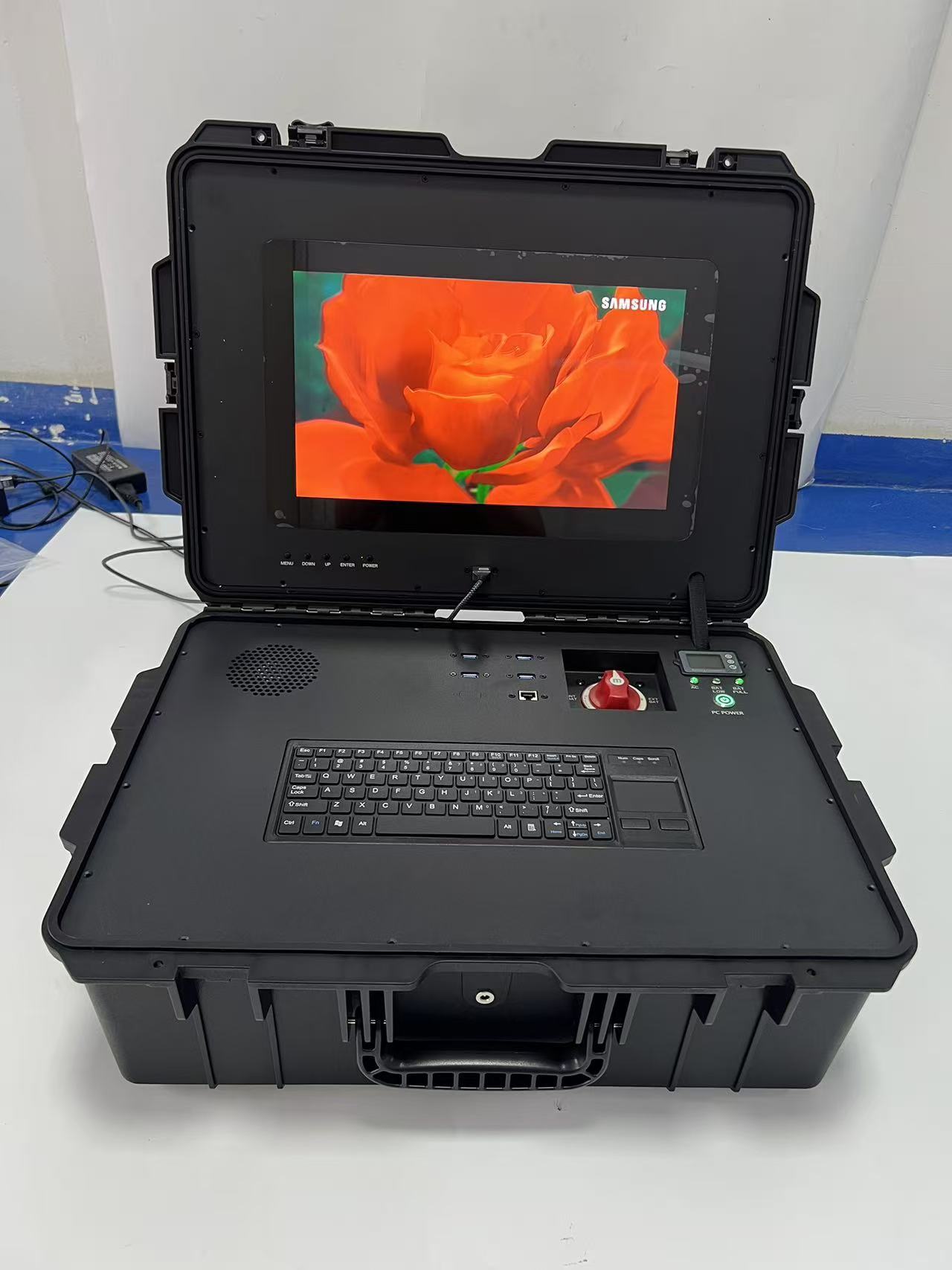 Blog perusahaan terbaru tentang Produk Baru 15,6 Inci Workstation All-in-One Android Portabel Tahan Banting