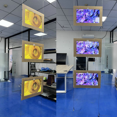 Indoor High Brightness 3 Screen Advertising Display USB dan HDMI Interface Tingkat Refresh Rate Tinggi